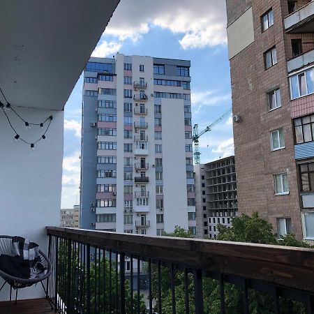 Birdie Home At Nauky Metro Kharkov Ngoại thất bức ảnh